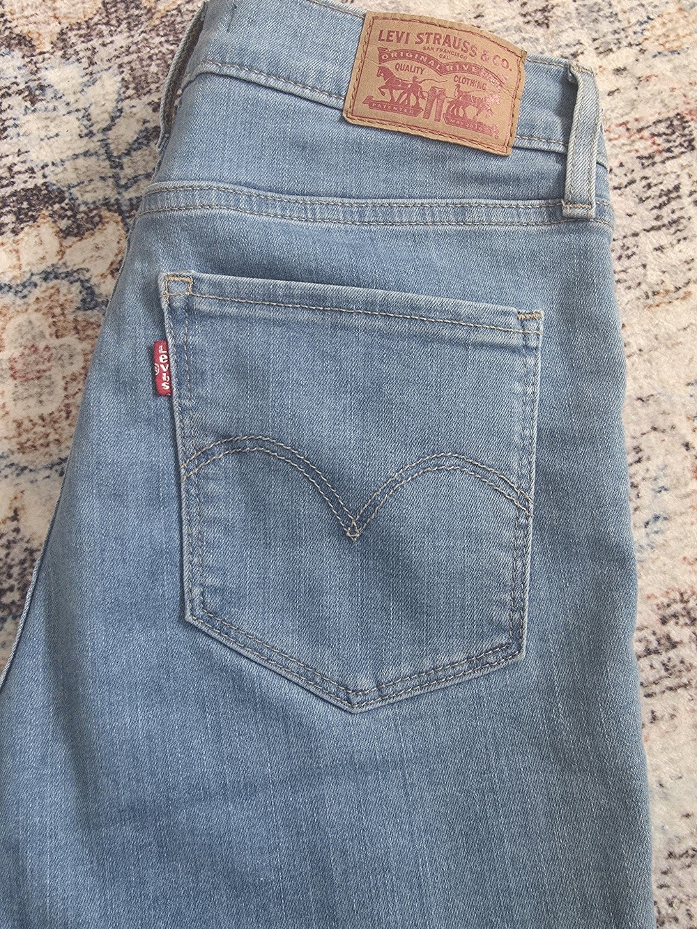 Levi's Light Wash Blue Jeans - Classic Back Pocket